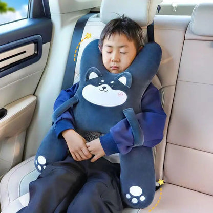 Niño durmiendo cómodo en el coche con la almohada NapiKids